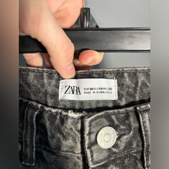 Zara High Waisted Distressed Dark Wash Cut Off Shorts Size 4 - Picture 3 of 3